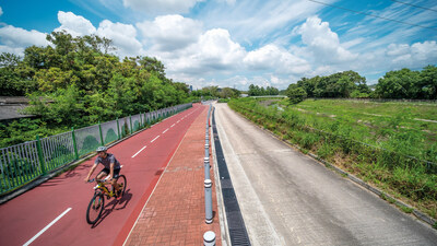 Whether through bustling urban centres or on idyllic outlying islands, there are many alternative ways to explore Hong Kong on two wheels for cyclists of all skill levels. (CNW Group/Hong Kong Tourism Board)