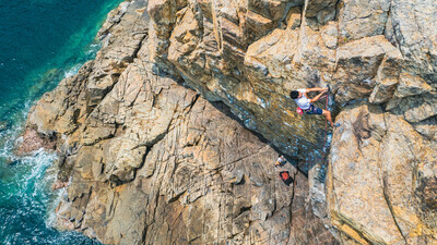 With its unique coastal scenery and sea cliffs dotting the shoreline, Tung Lung Chau is famous for thrill-seeking rock climbers of all experience levels. (CNW Group/Hong Kong Tourism Board)