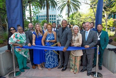 Blue Shield of California celebró hoy la inauguración de sus nuevas oficinas en Long Beach con una ceremonia especial de corte de cinta. (PRNewsfoto/Blue Shield of California)