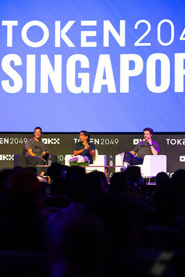 OKX首席營銷官Haider Rafique在「Token2049」的OKX主舞台上，與體育明星兼OKX品牌大使Daniel Ricciardo及Scotty James交談 (PRNewsfoto/OKX)