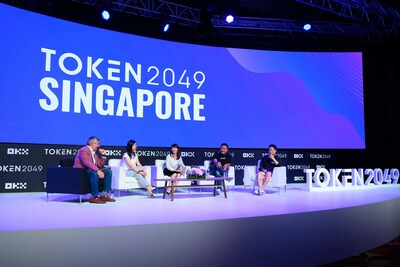 OKX全球首席商務官Lennix Lai在Token2049第二天在OKX主舞台上 (PRNewsfoto/OKX)