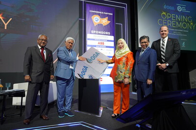 (From Left) EIC Regional Director, Azman Nasir; Co-Chairman of Informa Markets Malaysia, General (R) Tan Sri Mohd Azumi Mohamed; Deputy Secretary General (Sectoral) Ministry of Economy, Datuk Yatimah Sarjiman; PETRONAS Senior Vice President of Project Delivery & Technology, Datuk Bacho Pilong and ABB Group Energy Industry President, Brandon Spencer.