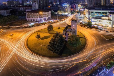 Foto mostra a vista noturna de uma junção no distrito Kaifu de Changsha, província de Hunan, no centro da China. (PRNewsfoto/Xinhua Silk Road)