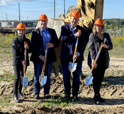 L to R: Hydro One’s Susan Wylie, Rob Berardi, and Teri French (far right) are joined by Mayor Don McIsaac to break ground on the Regional Operations Centre and Provincial Warehouse in Orillia. (CNW Group/Hydro One Inc.)