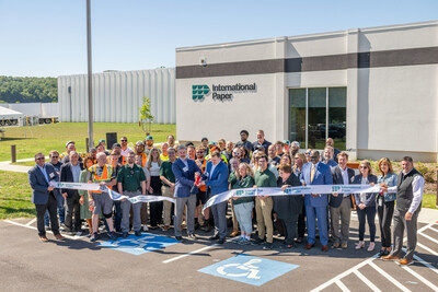 Darrin Hinds, Regional General Manager, and Cam Rushing, Plant General Manager cut the ribbon to officially inaugurate our newest state-of-the-art box corrugated packaging plant. We pledge to deliver on our customer promise, providing innovative, sustainable packaging solutions.