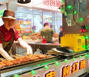 Xinhua Silk Road : Les saucisses rouges Harbin tirent parti de l'innovation et de la transformation numérique