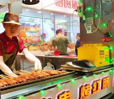 A foto, tirada em 15 de julho, mostra salsichas vermelhas assadas em Harbin, capital da província de Heilongjiang, no nordeste da China. (PRNewsfoto/Xinhua Silk Road)