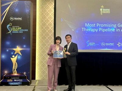 Dr Michelle Chen, Director and COO of Biosyngen, receiving the Award on behalf of Biosyngen