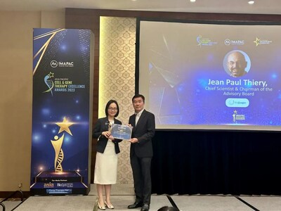 Dr Cecilia Zhang, CSO of Biosyngen, received the Award on behalf of Prof. Jean Paul Thiery