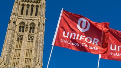 Parliament Hill with Unifor flags flying in front (CNW Group/Unifor)