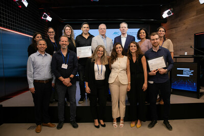 The five finalists of Hospital2Hospital Clinical Capacity Tech Challenge: CatAI, Bio-fence, LiST, Verame and Droxi with the judges of the challenge from Start-Up Nation Central, Baptist Health South Florida, Sheba ARC Innovation, and Triventures (Credit: Vered Farkash)
