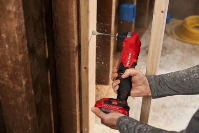 The V20* right angle drill provides the power necessary for a wide range of drilling and fastening applications while allowing access into tight spaces with a 3.5-In. head profile height.