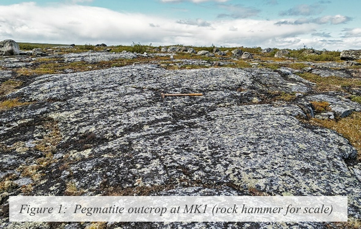 Spodumene pegmatite outcrop at MK1 (rock hammer for scale). (CNW Group/North Arrow Minerals Inc.)