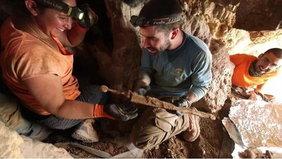 Archaeologists examine Roman Swords for the first time. (CNW Group/Israel Ministry of Tourism)