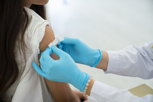 Los planes de salud L.A. Care y Blue Shield Promise ofrecen doble protección contra la gripe y el COVID-19 en sus clínicas de vacunación gratuitas y sin cita previa en todo el condado de Los Ángeles