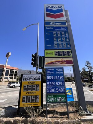 E85 puede tener un precio más de $2.00 por debajo de la gasolina, como fue en esta estación en Pasadena, California, el 5 de septiembre de 2023. (PRNewsfoto/Pearson Fuels)