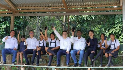 Zhuang Dan, Diretor executivo e presidente da YOFC, Zhou Lijing, Vice-Presidente Sênior da YOFC e sua equipe visitaram a região de San Martin do projeto daBanda Larga Nacional Peruana para testemunhar o lançamento da rede escolar na região. (PRNewsfoto/YOFC)