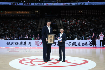 Yao Ming (left) and Francis Lui (right), Vice Chairman of Galaxy Entertainment Group, exchanged souvenirs.