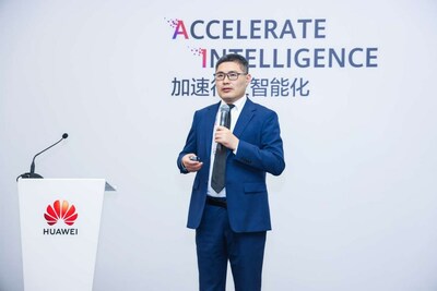 Kevin Yang, Vice President of Huawei's Campus Network Domain, unveiling the upgraded High-Quality 10 Gbps CloudCampus Solution (PRNewsfoto/Huawei)