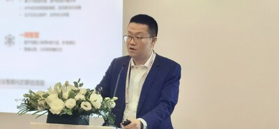 Zuo Meng, President of Huawei's Data Communication Product Line Metro Router Domain, explaining the detailed capability upgrades of the CloudWAN 3.0 solution (PRNewsfoto/Huawei)