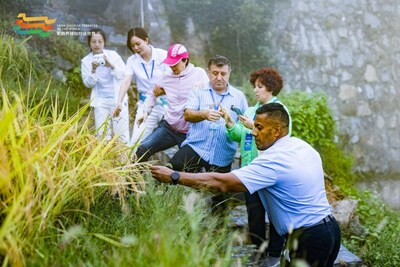 “De la terrazas e dZiquejie para el mundo”: una invitación a lograr el consenso de Ziquejie sobre la preservación y el desarrollo de las terrazas para el mundo (PRNewsfoto/Global Farming Culture Exchange and Mutual Learning Conference)