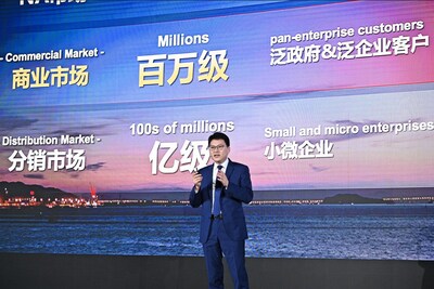 Bob Chen, Vice-Presidente da Huawei Enterprise BG e Presidente de Negócios Comerciais e de Distribuição, fez um discurso de abertura na cúpula. (PRNewsfoto/Huawei)