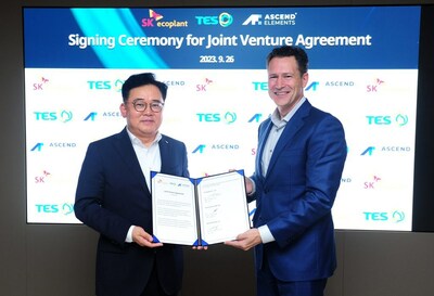 Kyung-il Park, CEO of SK ecoplant, and Michael O'Kronley, CEO of Ascend Elements, at a joint venture signing ceremony in Seoul.