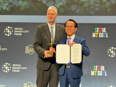 Special Award from the Global Green Growth Institute (GGGI), Deputy Mayor Lin Chin-Rong (Right) accepting the award on behalf.