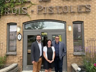 Philippe Guilbert, maire de la Ville de Trois-Pistoles, Amélie Dionne, députée de Rivière-du-Loup - Témiscouata (incluant Les Basques) et Étienne Bergeron, directeur général de la Ville de Trois-Pistoles. (Groupe CNW/Cabinet de la ministre des Affaires municipales)