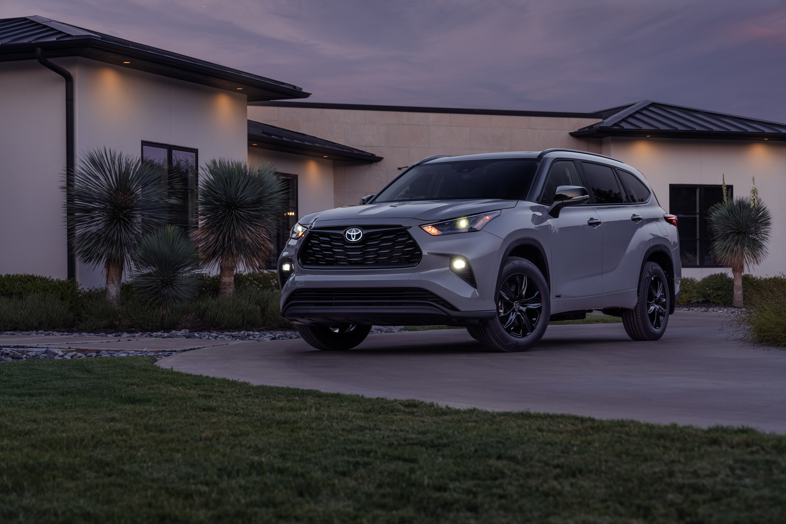 Elevate the Journey with Toyota’s New Highlander Hybrid Nightshade (PRNewsfoto/Toyota Motor North America)