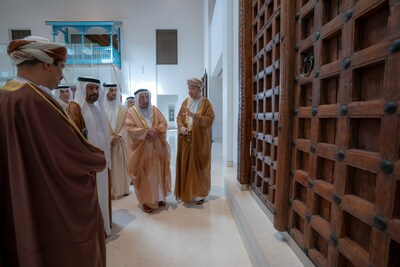 حاكم الشارقة يزور المتحف الوطني العُماني