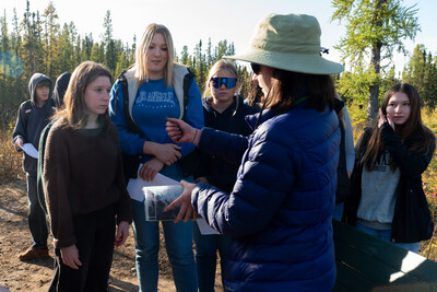 Students learn about the critical functions wetlands perform through hands-on activities. (CNW Group/Ducks Unlimited Canada)