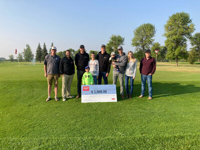 Pictured (left to right): Brendan Brown with JS Henry Seeds, Brenton Belos with Lallemand Plant Care, Manitoba Hometown Roots Contest winner Travis Brooks, Lawson Brooks, Jackie Brooks, Dale Brooks, Beckham Brooks, Ryan Brooks, Amanda Brooks, and Wes Gregory, President of the Hamiota Golf Course. (CNW Group/Lallemand Plant Care Canada)