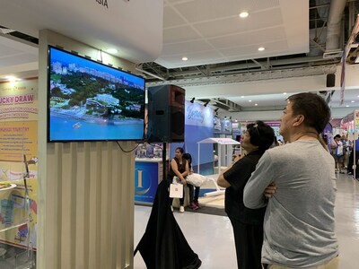 The visitors focused on watching video of Crown Coast. (Source：Crown Coast Tourism Union)