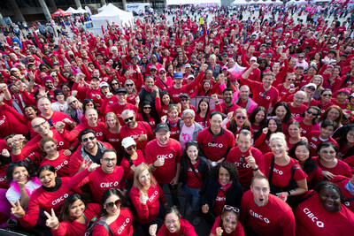 Des membres d'quipe CIBC partout au pays se sont joints  leurs communauts le 1er octobre pour participer  la Course  la vie CIBC annuelle de la Socit canadienne du cancer, amassant plus de 2,4 millions de dollars cette anne. (Groupe CNW/CIBC)