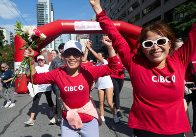 Des membres d'quipe CIBC partout au pays se sont joints  leurs communauts le 1er octobre pour participer  la Course  la vie CIBC annuelle de la Socit canadienne du cancer, amassant plus de 2,4 millions de dollars cette anne. (Groupe CNW/CIBC)
