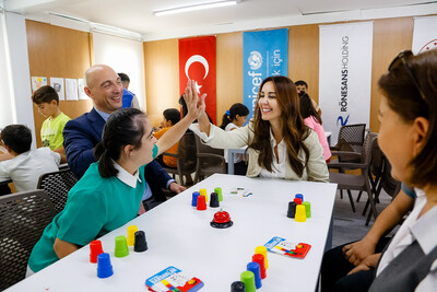 ?pek Il?cak Kayaalp , Chair of the Board of Directors of Rnesans, and Paolo Marchi, UNICEF Trkiye Representative, met with children and young individuals at Malatya Ya?am Kent.