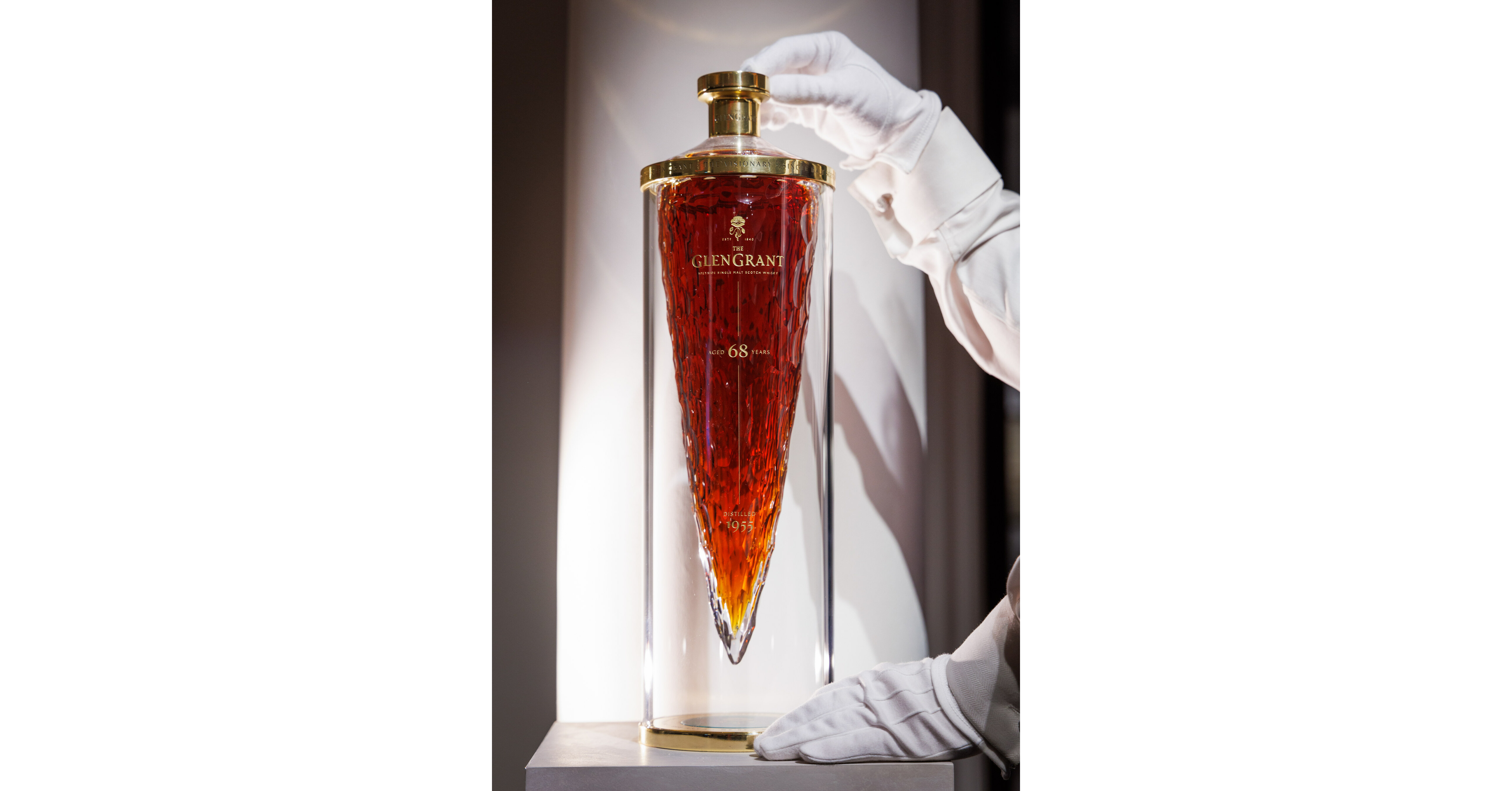 NEUER BRENNEREI-REKORD F&Uuml;R THE GLEN GRANT, NACHDEM THE VISIONARY 68-YEAR-OLD BEI DER DISTILLERS ONE OF ONE F&Uuml;R 212.500&pound; (256.636 USD) VERKAUFT WURDE, DIE ZWEITE REKORDBRECHENDE AUKTION INNERHALB VON ZWEI WOCHEN