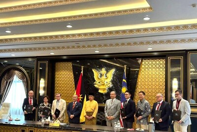 Representatives from Agilent and SIDC during the MOU signing ceremony, witnessed by the Right Honorable Premier of Sarawak Datuk Patinggi Tan Sri Abang Haji Abdul Rahman Zohari bin Abang Haji Openg, and the Sarawark Minister of Education, Datuk Roland Sagah Wee Inn.