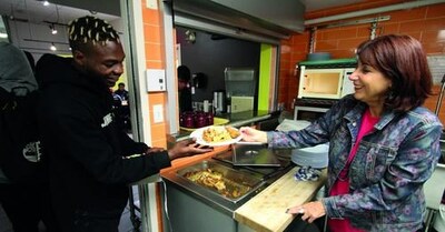 France Labelle, Directrice générale, sert un repas à un jeune dans le besoin (Groupe CNW/Bell Cause pour la cause)