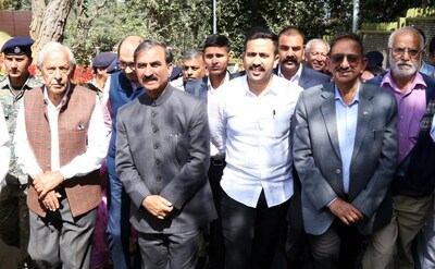 Himachal CM Sukhvinder Singh Sukhu flanked by Shoolini University Chancellor Prof PK Khosla and PWD Minister Vikramaditya Singh during the inauguration of CSLC Museum in Shoghi (PRNewsfoto/Shoolini University)