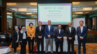 From the left: Rita Rahayu Omar, Mutiara Etnik Director; Sharifah Zarina Syed Hashim, PCG Head of Corporate Investment, Governance & Services; Ying Staton, Plastic Energy VP Asia/Chief Sustainability Officer; Ir. Mohd Yusri Mohamed Yusof, PCG MD/CEO; Carlos Monreal, Plastic Energy CEO; Datuk Sazali Hamzah, PETRONAS Downstream EVP/CEO; Datuk Surendran Menon, Mutiara Etnik MD, and Yaacob Salim, PCG Head of Strategic Planning & Ventures; at the signing ceremony.