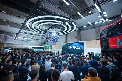 A Yutong rouba a cena, demonstrando sua mais recente conquista de plataforma tecnológica, YEA, na Busworld Europe 2023. (PRNewsfoto/Yutong Bus)