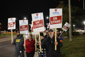 Unifor members on strike at General Motors
