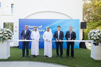 Gracing the event were the esteemed guests including Fahad Al Hassawi, CEO of du, Li Peng, Huawei's Corporate Senior Vice President and President of the company's Carrier BG, Saleem AlBlooshi, CTO at du, Karim Benkirane, CCO at du, Cao Ming, President of Huawei Wireless Solution and a number of senior executives from both sides.