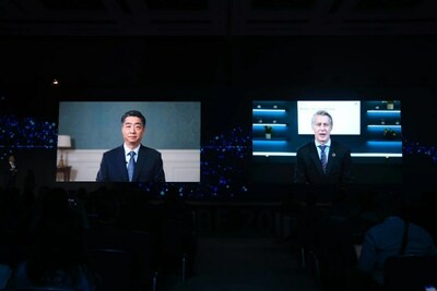 Ken Hu de Huawei y Mats Granryd de GSMA discuten 5G en el MBBF 2023 en Dubái. (PRNewsfoto/Huawei)