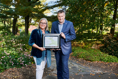 Official presentation of the Ecological Area label certificate to Vronique Doucet, General Director of the Socit du parc Jean-Drapeau, by Sbastien Houle, General Manager of Ecocert Canada. (CNW Group/SOCIETE DU PARC JEAN-DRAPEAU)
