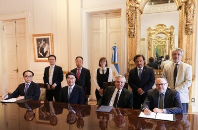 Chairman Jeong-woo Choi of POSCO Group (second from the left in the first row) met with Argentina's President Alberto Fernández in March 2022 and sought Argentina's support for Busan World Expo 2030.