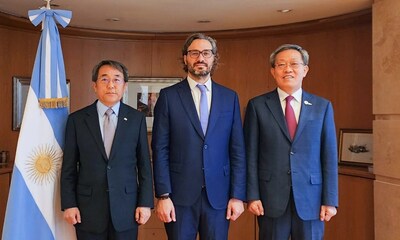 Vice Chairman Tak Jeong of POSCO INTERNATIONAL (right) held discussions with Santiago Cafiero, Argentina's Minister of Foreign Affairs and Trade, in September 2022, accompanied by Ambassador Myung-Soo Jang of South Korea (left).