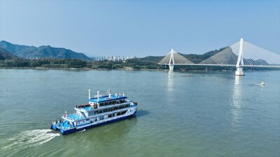 The "Three Gorges Hydrogen Boat No. 1" is cruising on the Yangtze River.